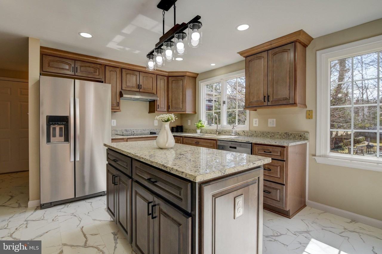 15900 Fairway Dr - Photo 5 of 36