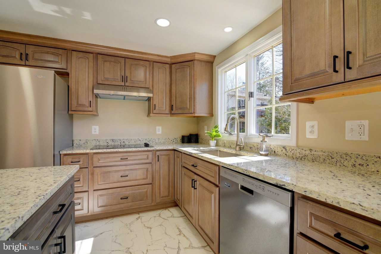 15900 Fairway Dr - Photo 6 of 36