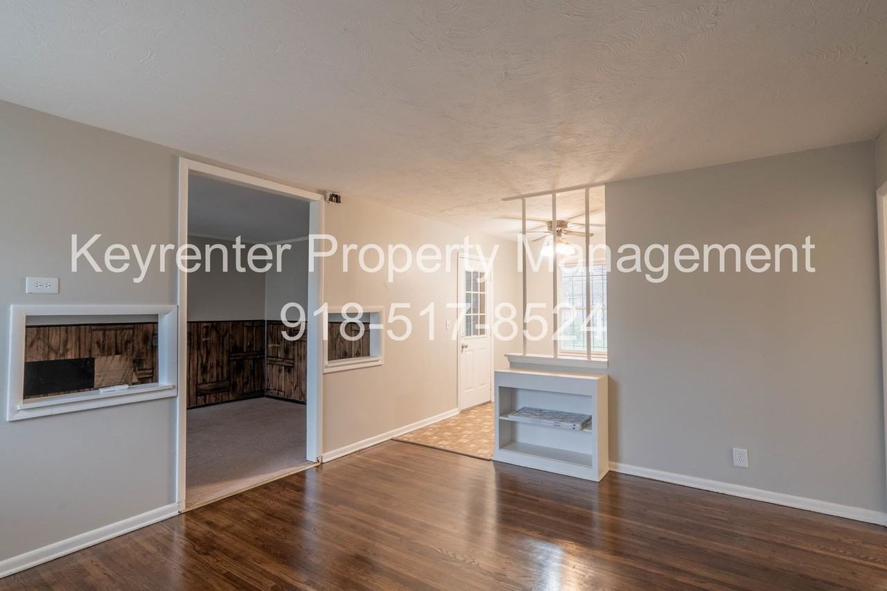 1553 E 53rd St N - Photo 3 of 13