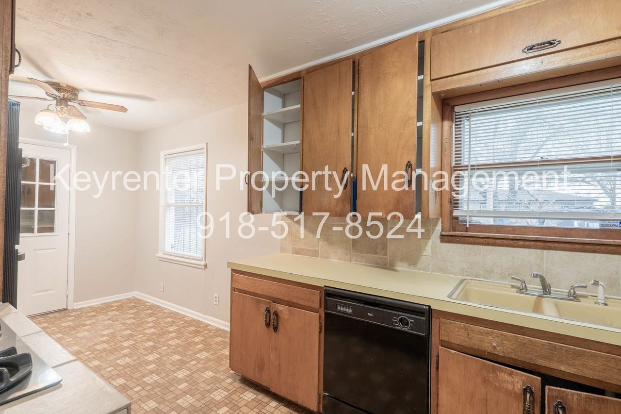 1553 E 53rd St N - Photo 5 of 13