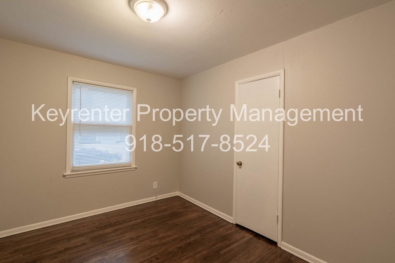 1553 E 53rd St N - Photo 7 of 13