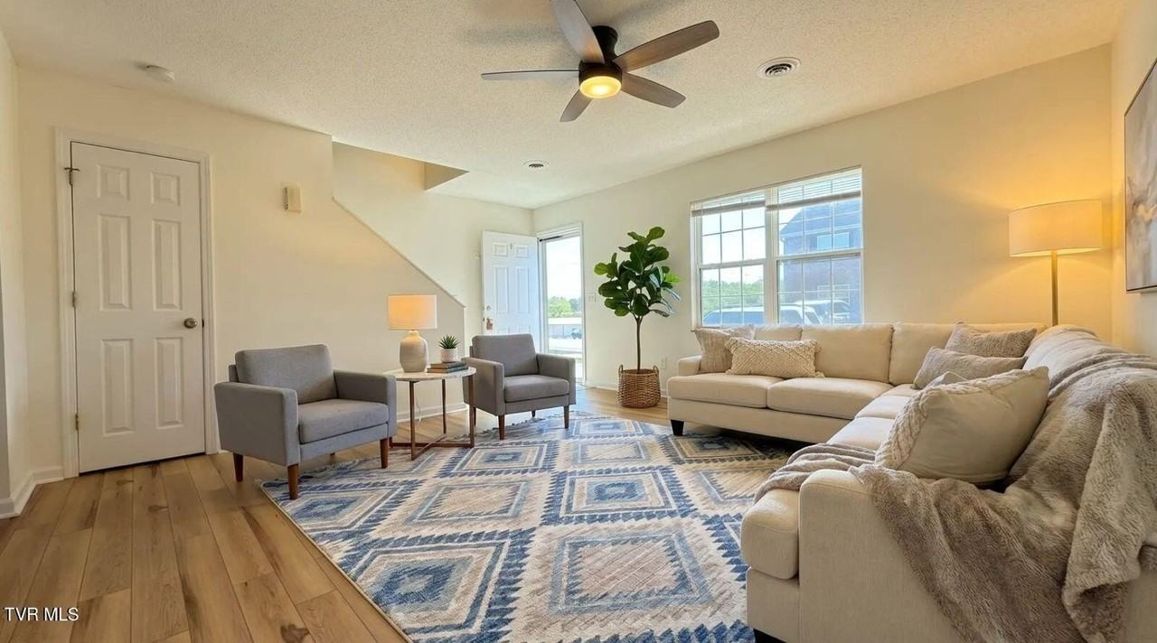 23 Lexington Ct #23 - Photo 4 of 14