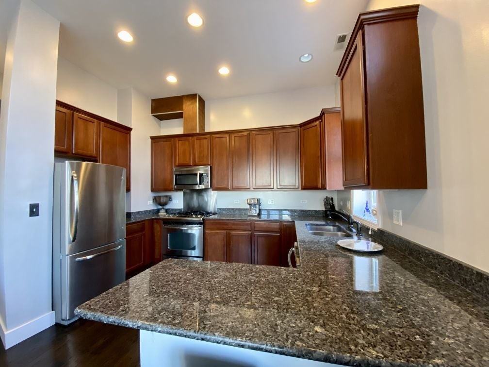 744 N May St - Photo 5 of 18