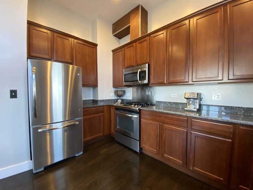 744 N May St - Photo 6 of 18