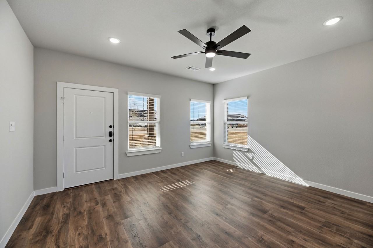 4042 Lecroy Ct - Photo 3 of 36