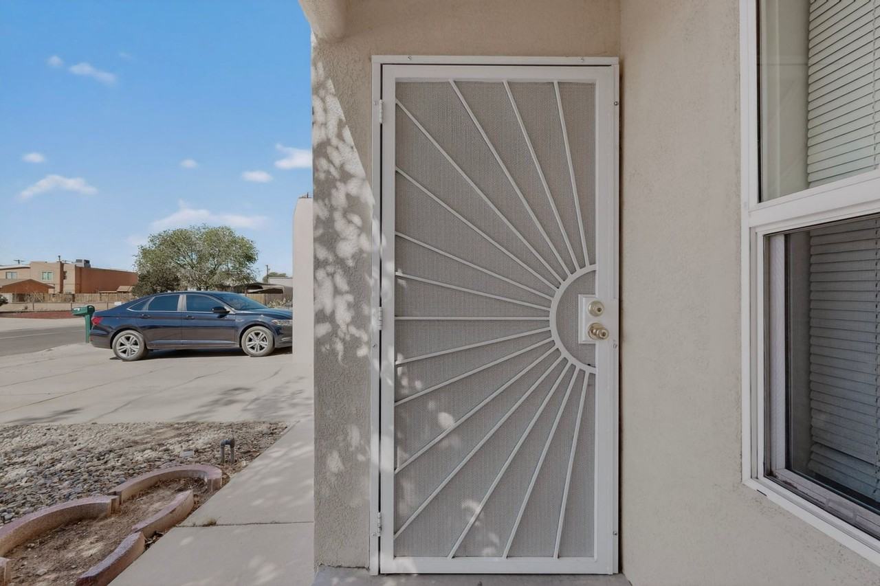 5109 Redlands Rd Nw - Photo 7 of 36