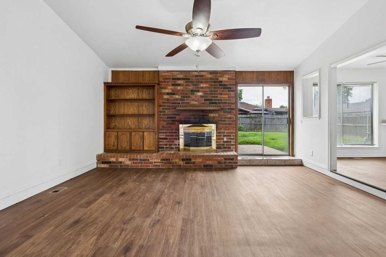 1008 Royal Ln - Photo 2 of 50