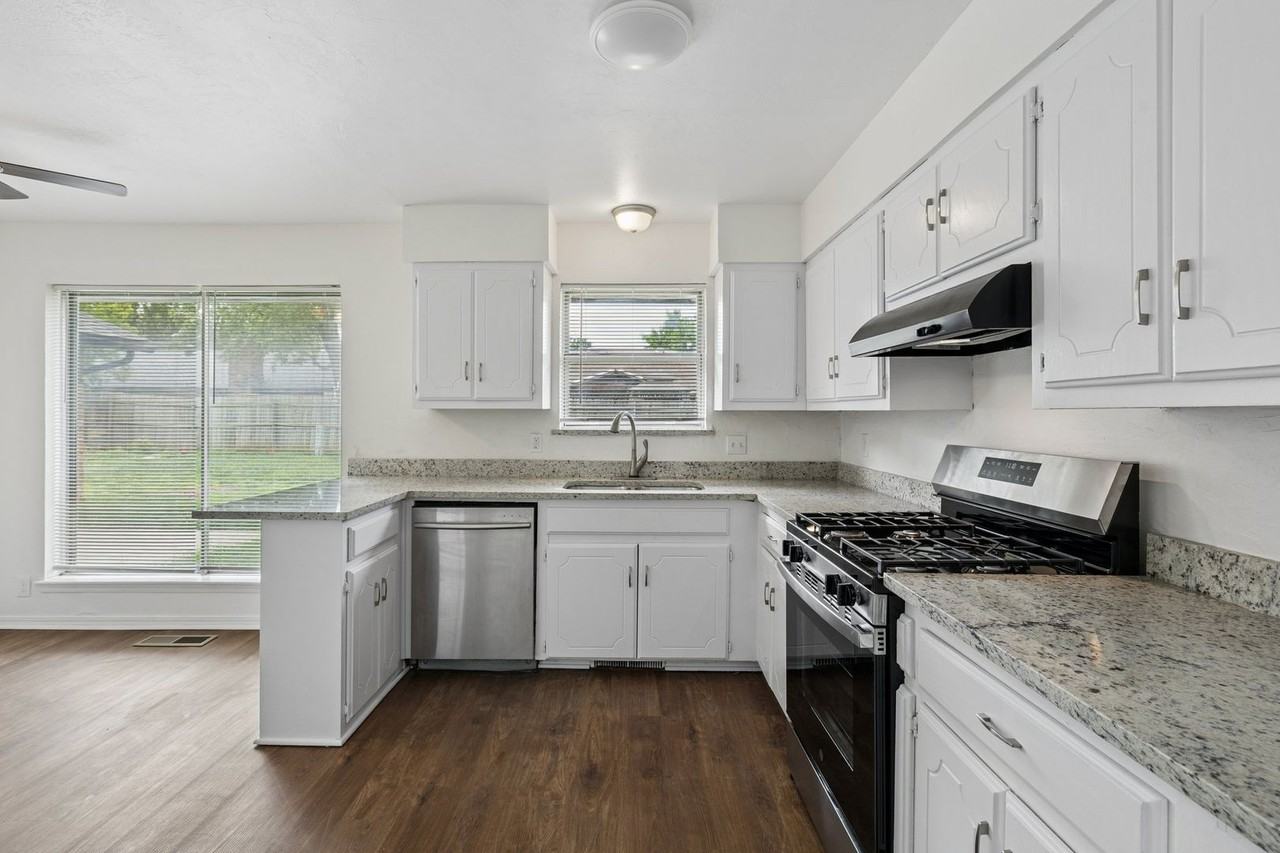 1008 Royal Ln - Photo 5 of 50