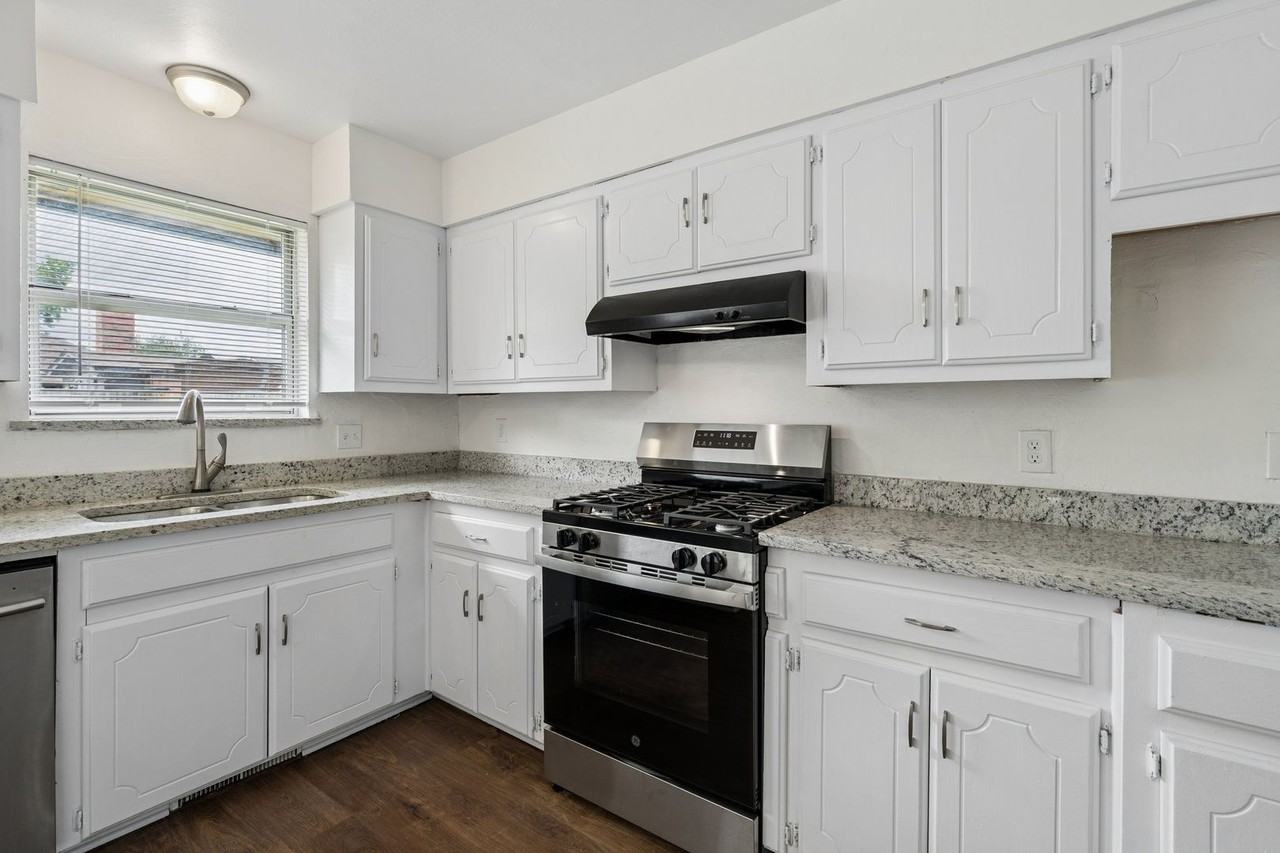 1008 Royal Ln - Photo 6 of 50