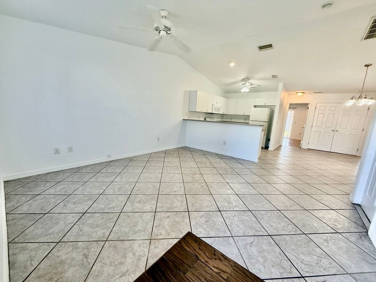 109 Ne 16th Pl - Photo 2 of 16