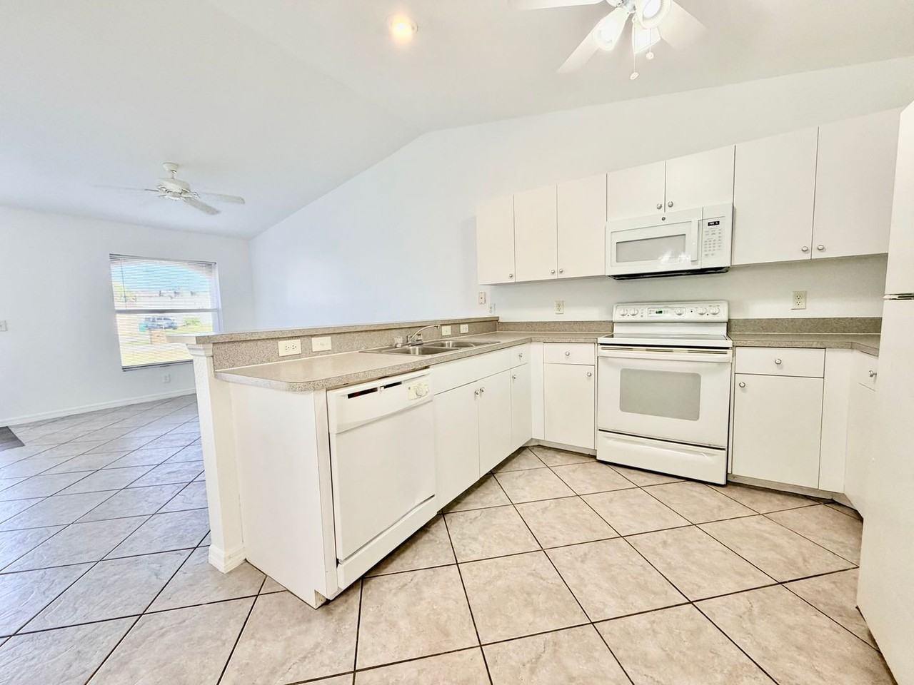 109 Ne 16th Pl - Photo 7 of 16