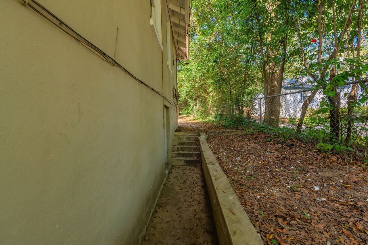 1545 Heath St - Photo 3 of 18