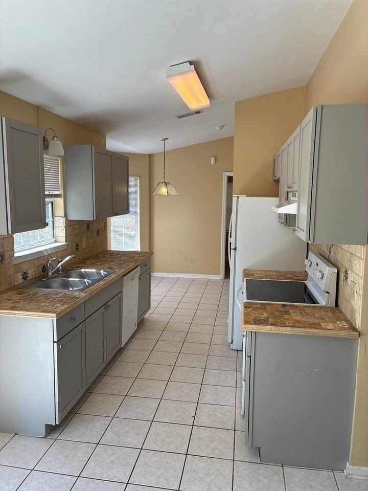 113 Lake Wellington Dr - Photo 5 of 22