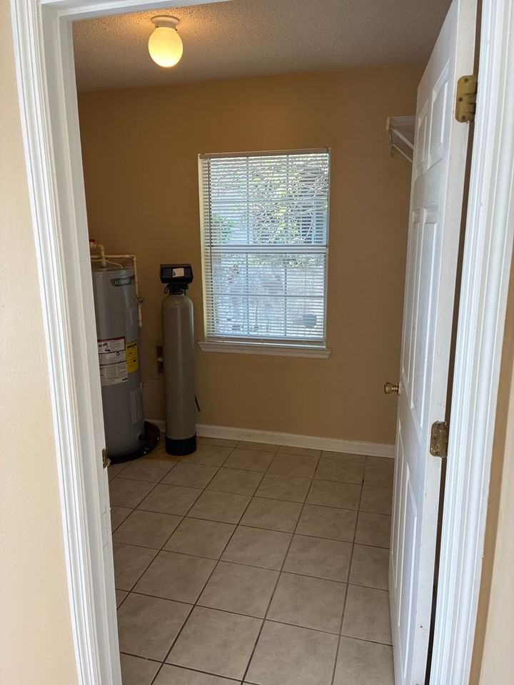 113 Lake Wellington Dr - Photo 7 of 22