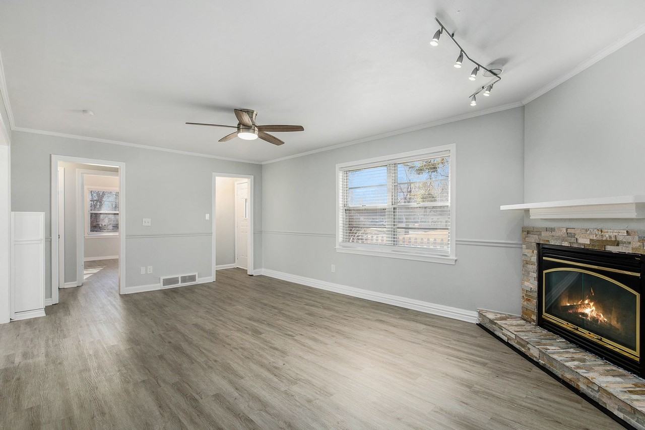 7543 Booth Dr - Photo 3 of 17