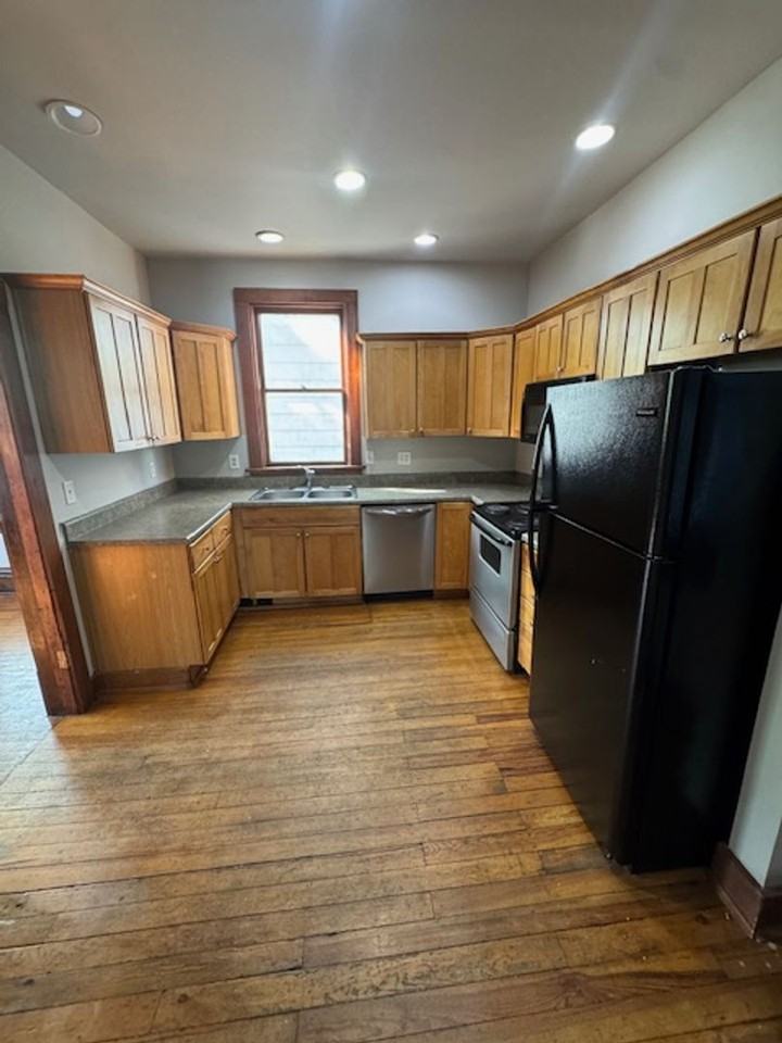 901 W Main St - Photo 4 of 11