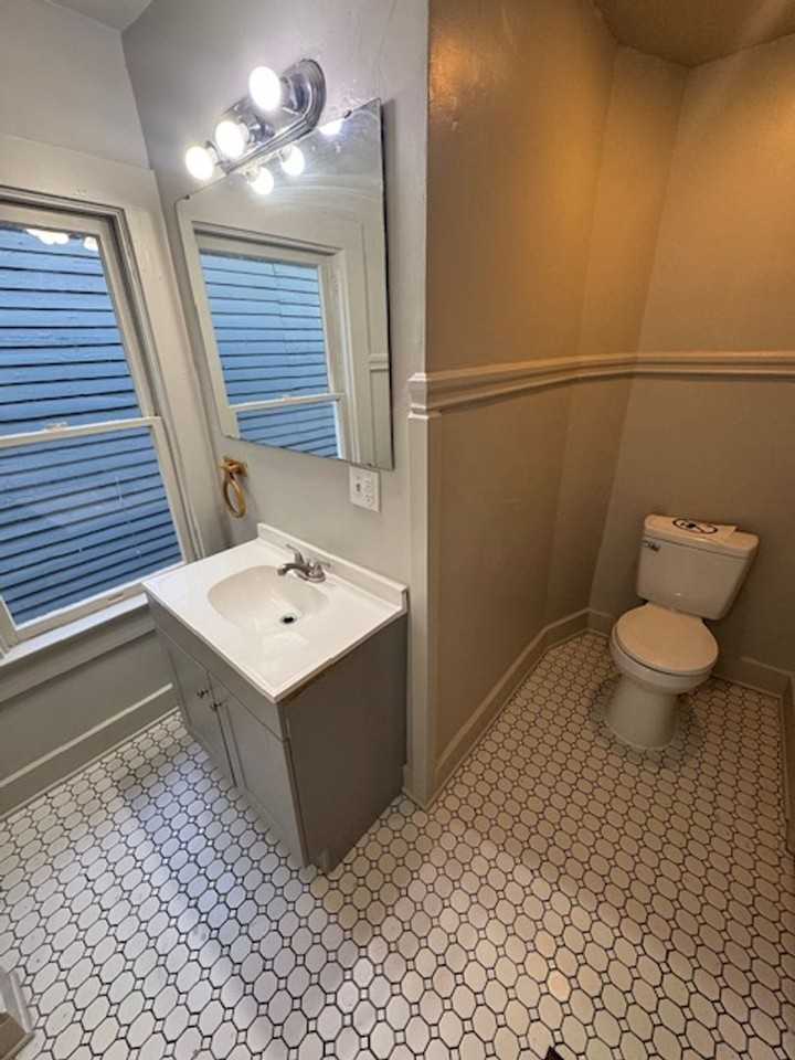 901 W Main St - Photo 6 of 11