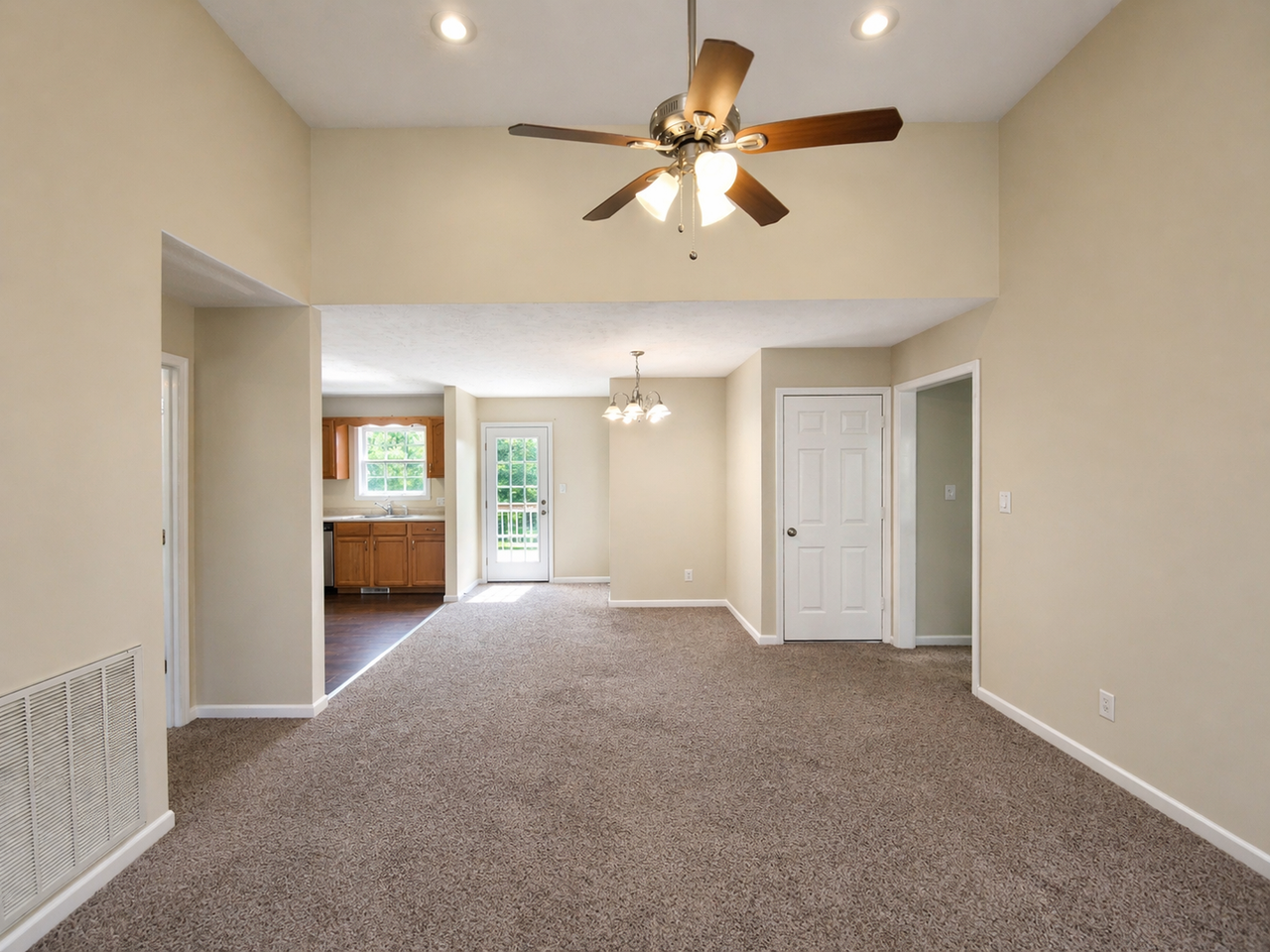 994 Bobcat Dr - Photo 4 of 32