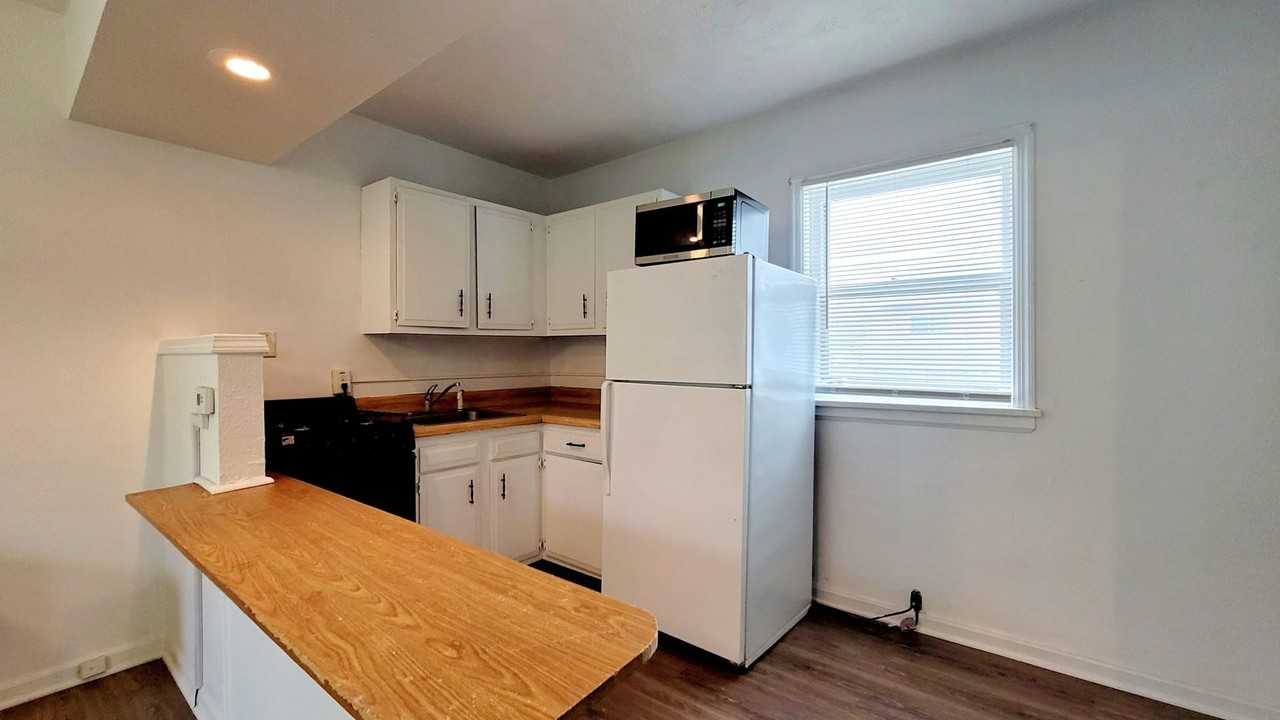 1202 W 7th St - Photo 2 of 7