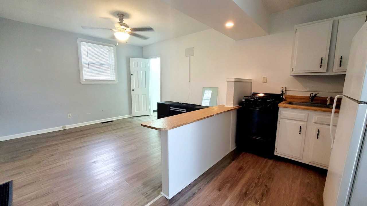 1202 W 7th St - Photo 3 of 7