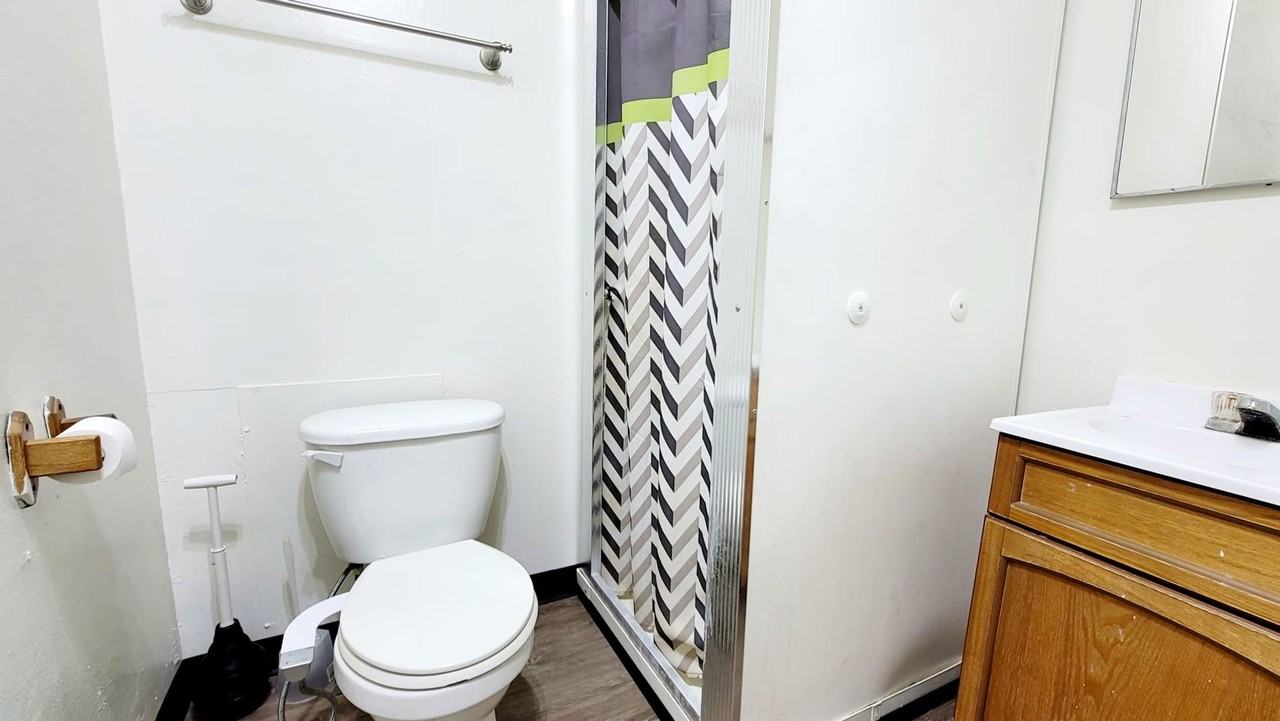 1202 W 7th St - Photo 4 of 7