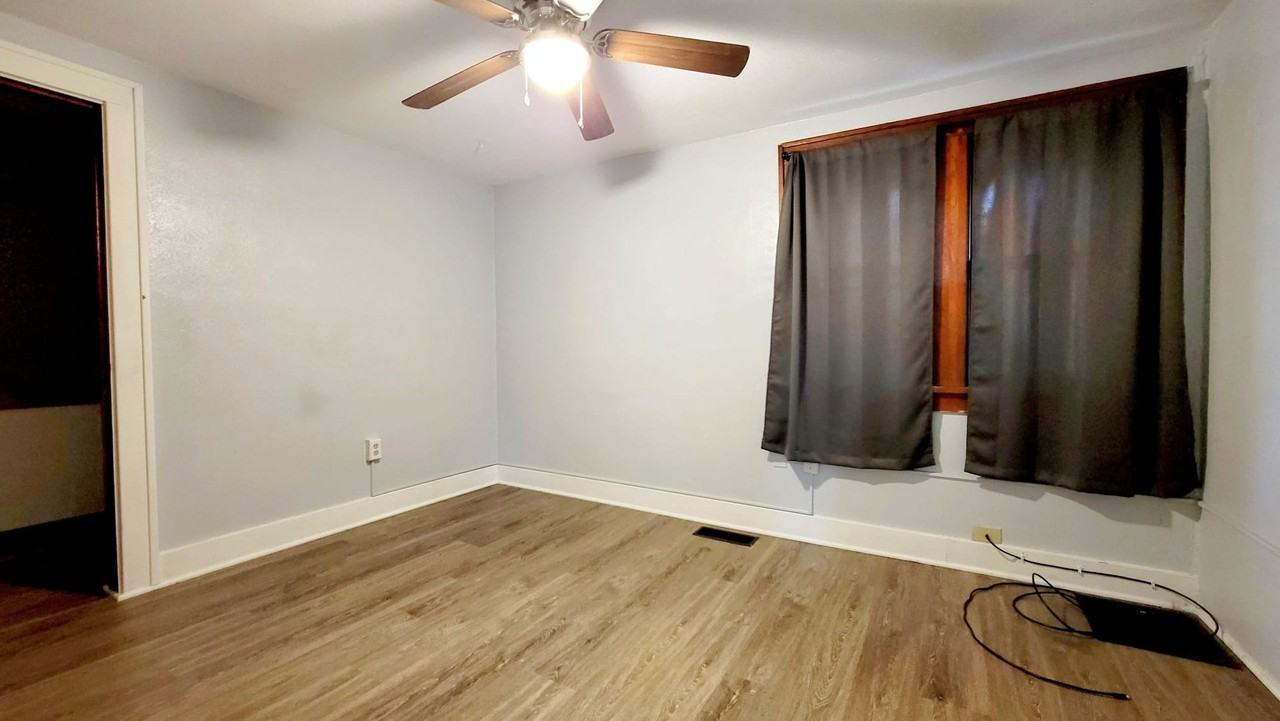 1202 W 7th St - Photo 7 of 7