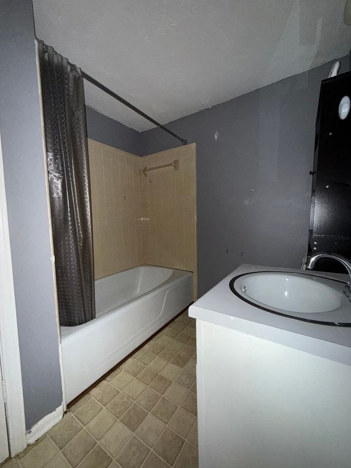 619 E Wade St - Photo 7 of 8