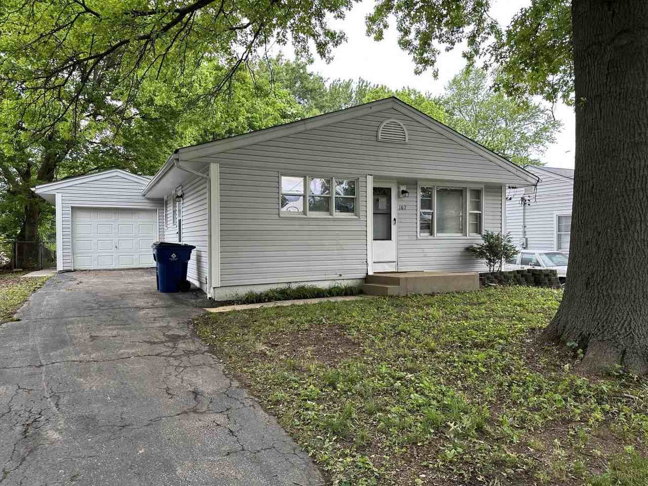 107 Anistasia Dr - Photo 2 of 23