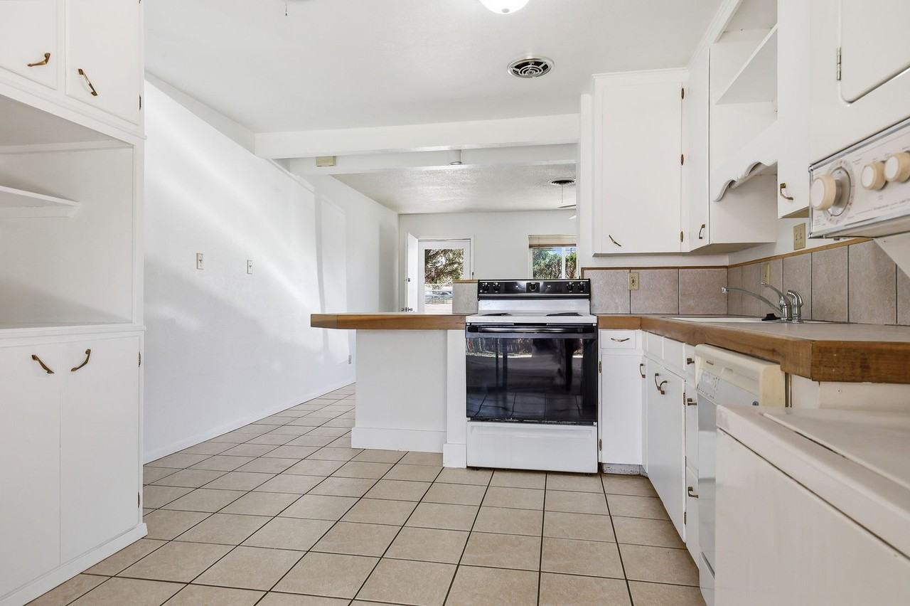 1405 Oregon Ave #A - Photo 3 of 19