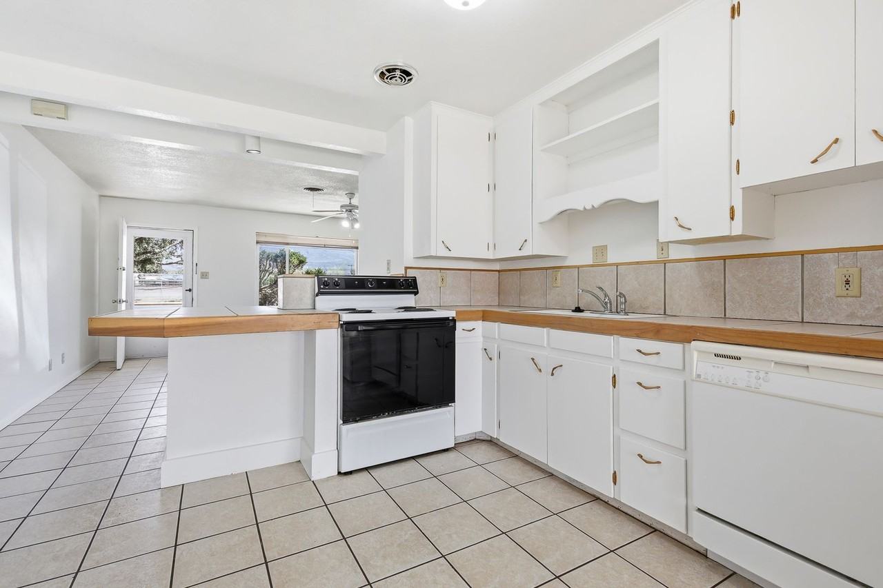 1405 Oregon Ave #A - Photo 4 of 19