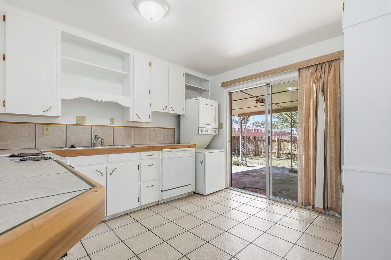 1405 Oregon Ave #A - Photo 5 of 19