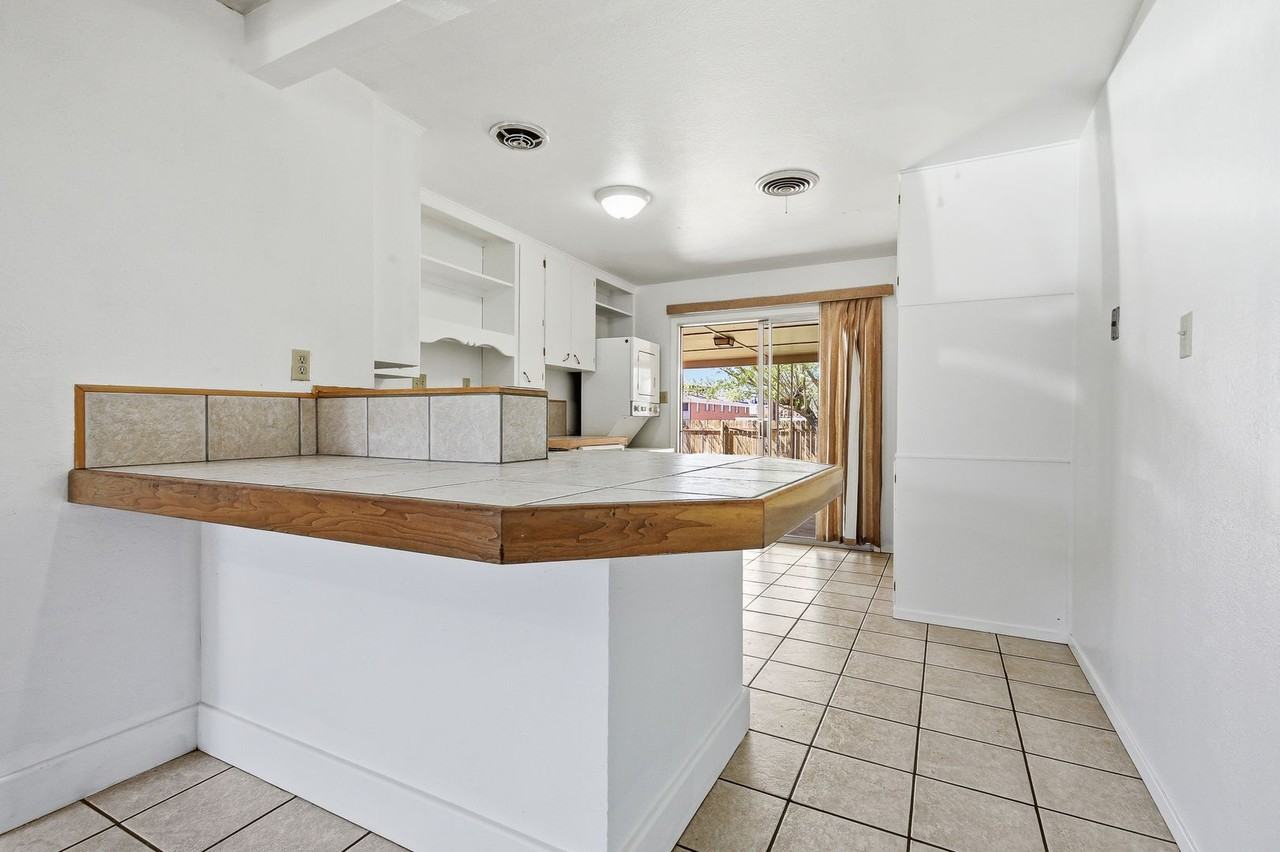 1405 Oregon Ave #A - Photo 6 of 19