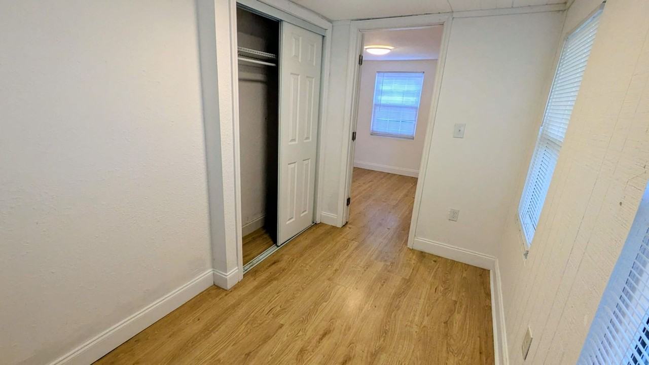 12511 Four Oaks Rd - Photo 5 of 16