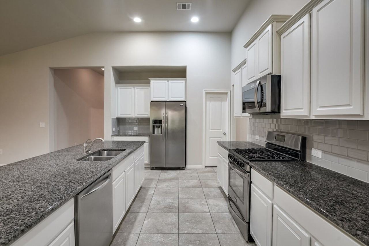 612 Winnsboro Cv - Photo 3 of 18