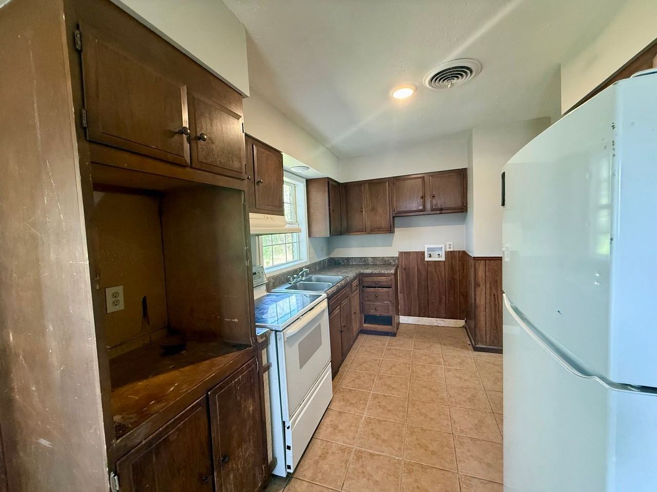 2017 Fairfield Dr - Photo 5 of 16