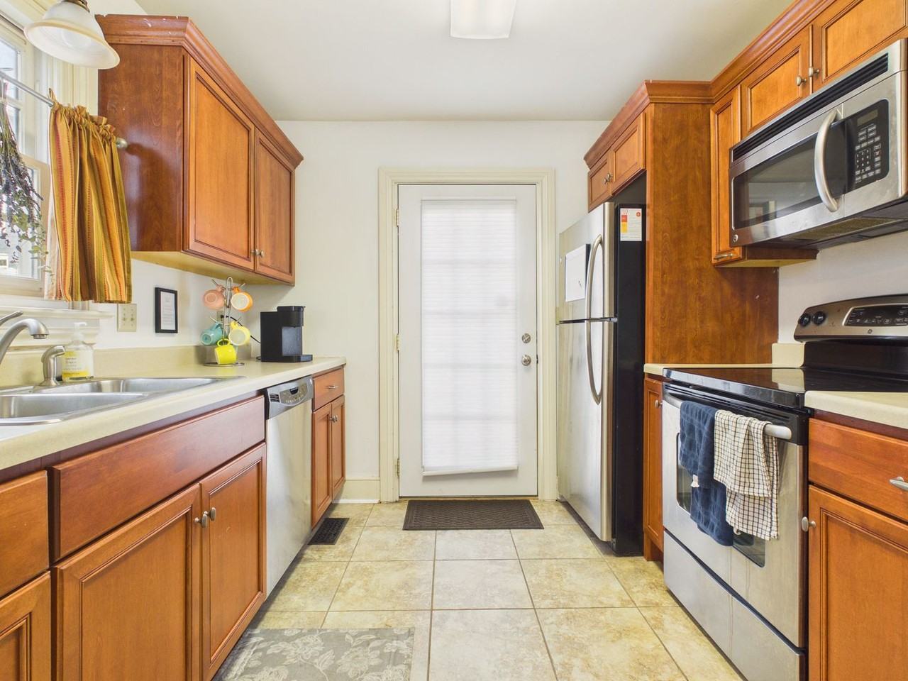 919 Grand St - Photo 2 of 10