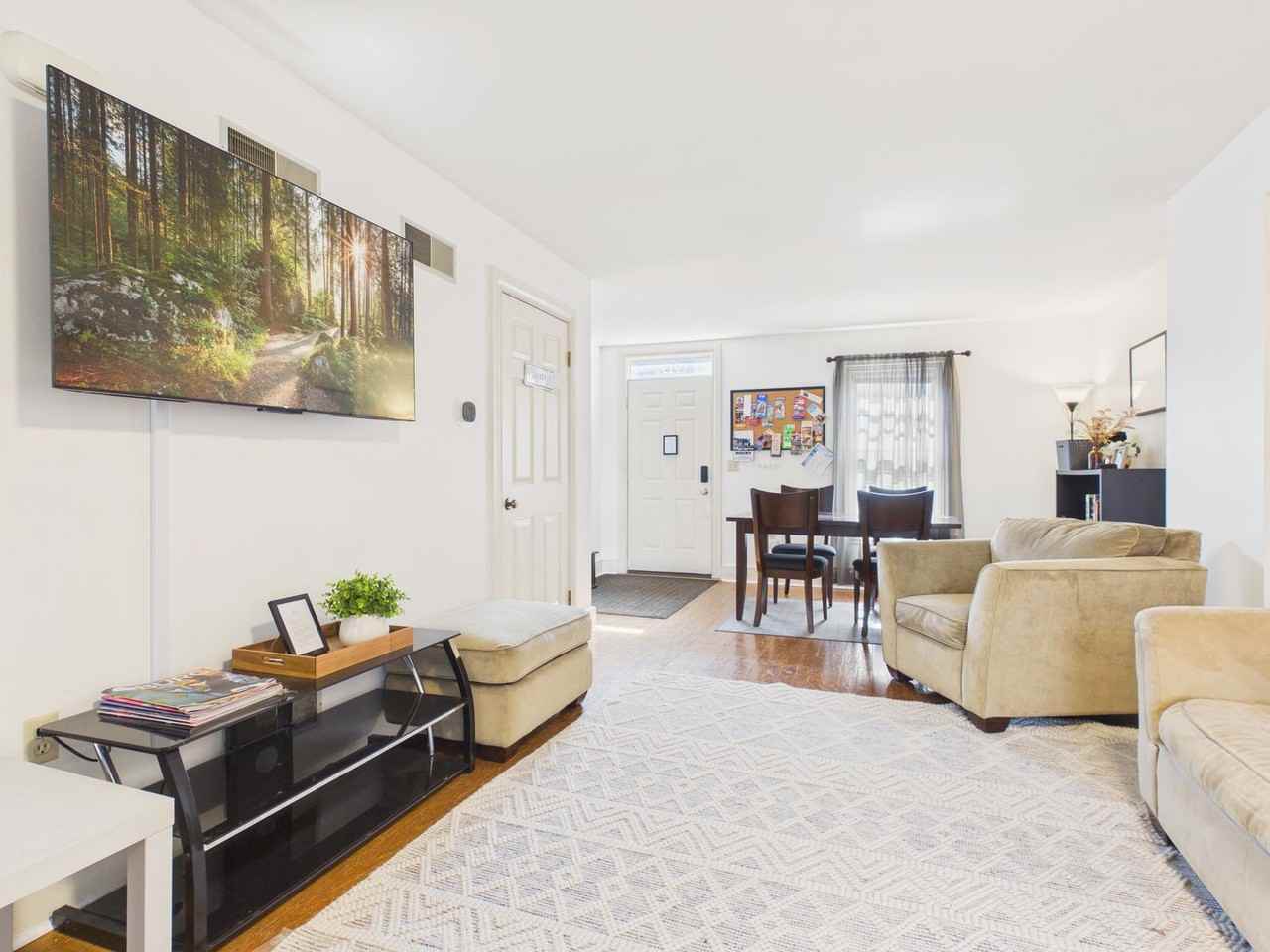 919 Grand St - Photo 4 of 10