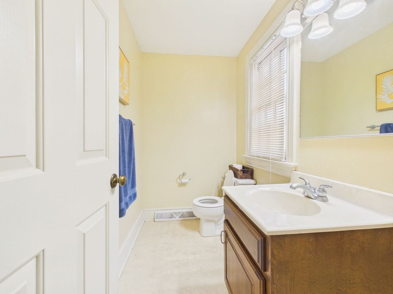 919 Grand St - Photo 5 of 10