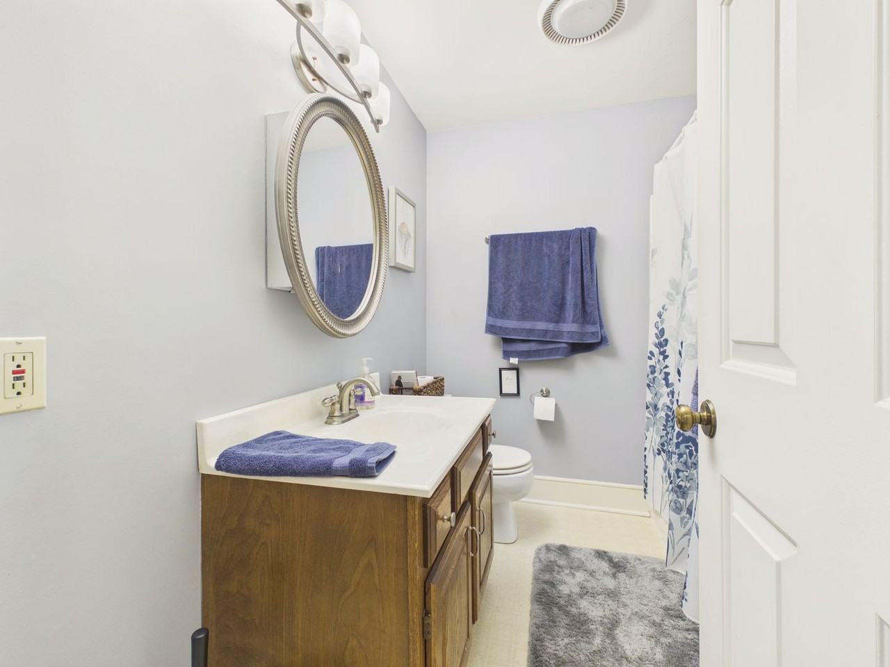 919 Grand St - Photo 6 of 10