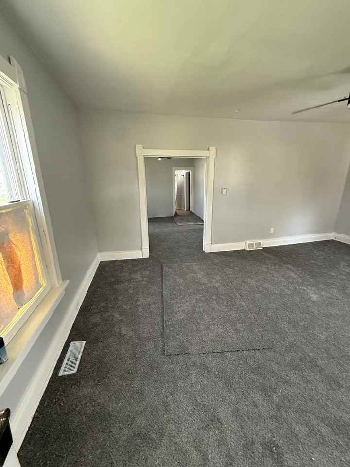 1127 Harding Dr - Photo 2 of 9