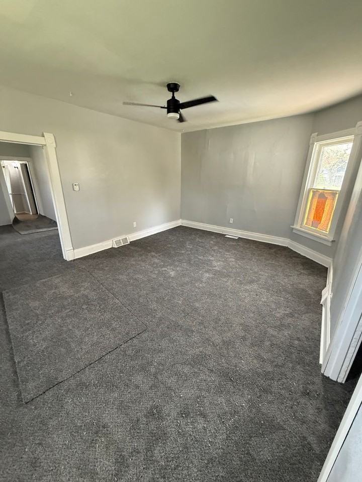 1127 Harding Dr - Photo 3 of 9