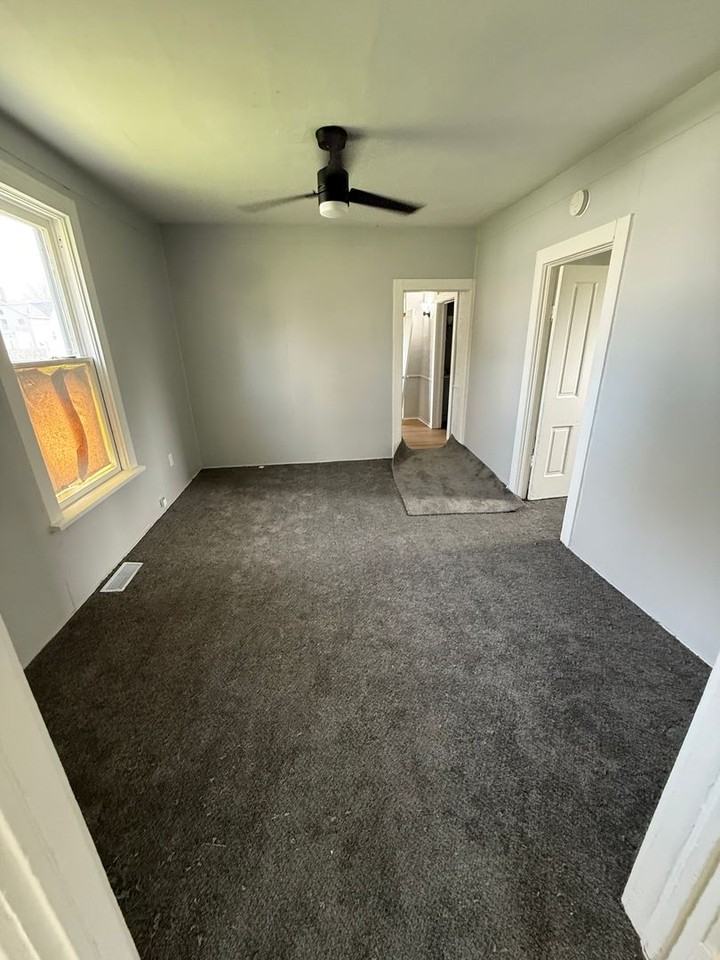 1127 Harding Dr - Photo 4 of 9