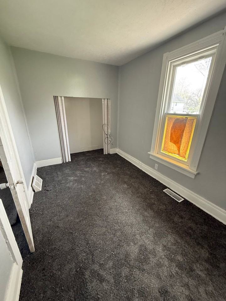 1127 Harding Dr - Photo 5 of 9