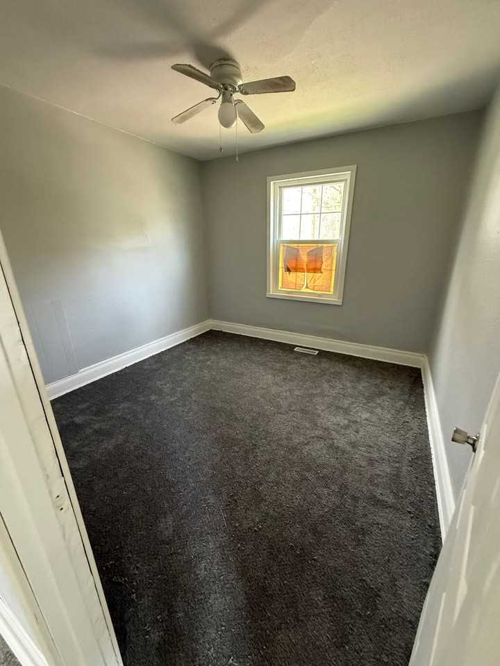 1127 Harding Dr - Photo 6 of 9