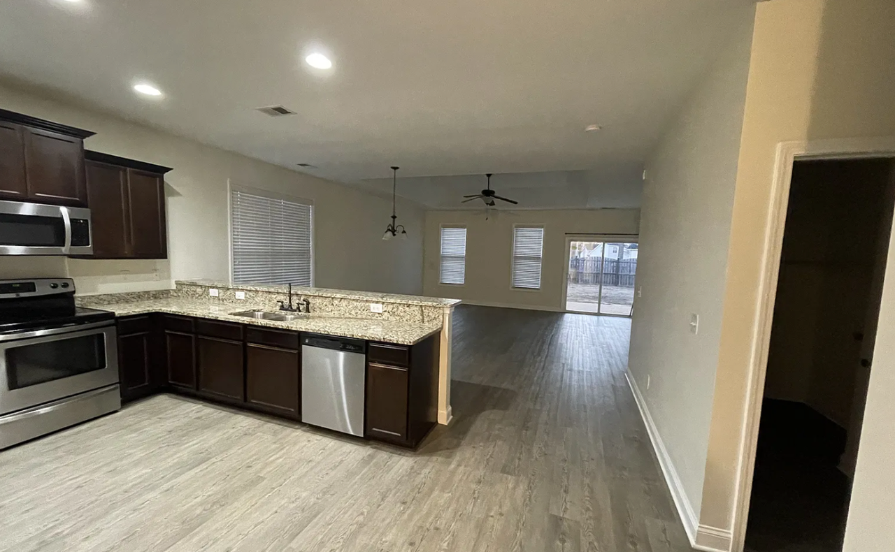 978 Farnsworth Dr - Photo 3 of 17