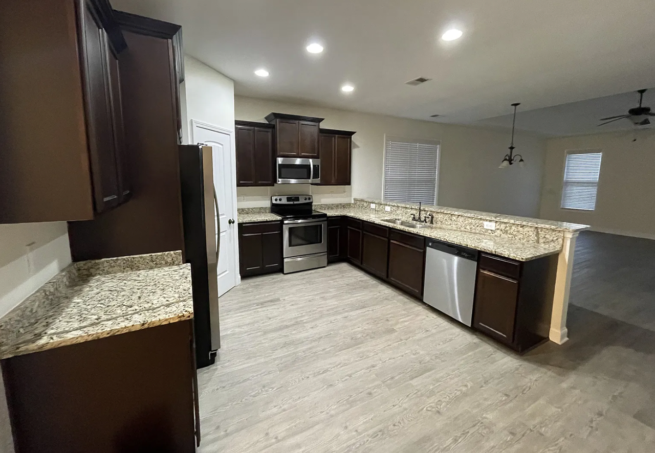 978 Farnsworth Dr - Photo 4 of 17