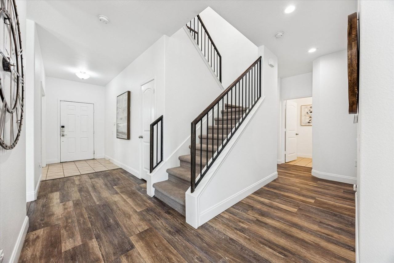 1412 Elbe St - Photo 5 of 36