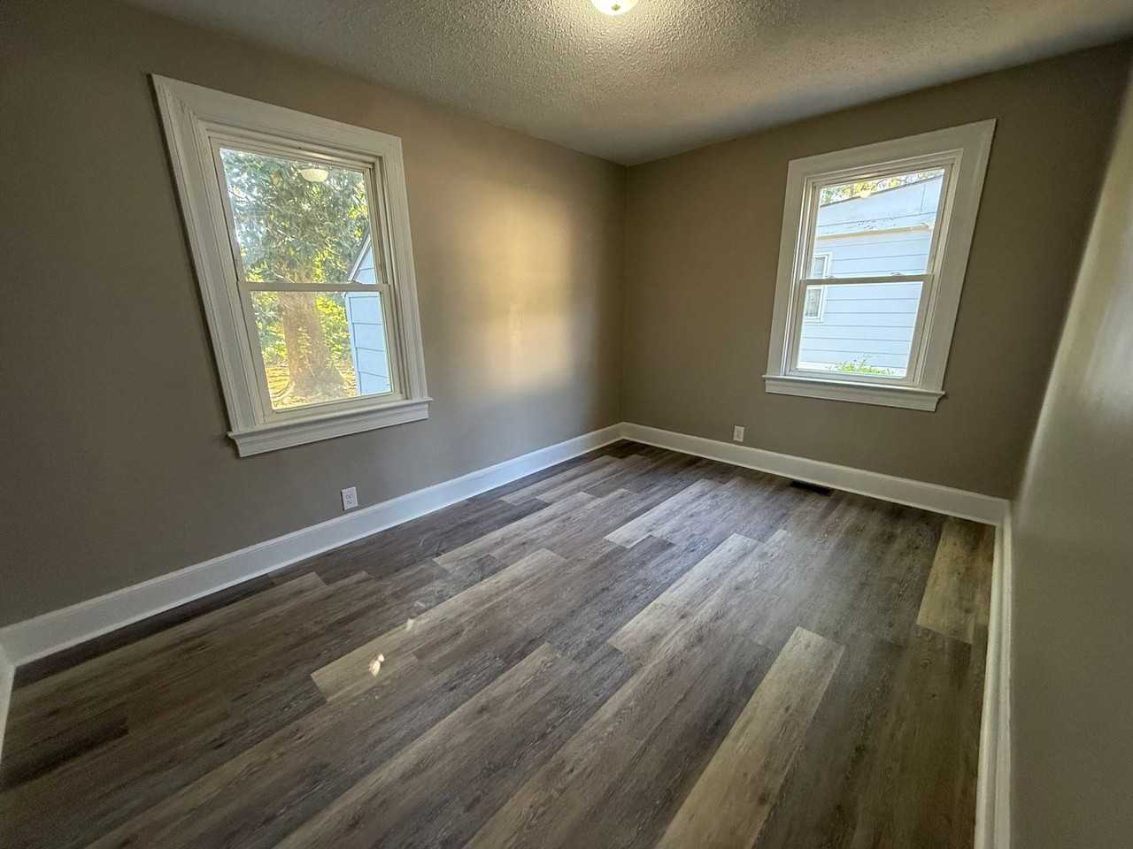 221 Spruce St W - Photo 7 of 9