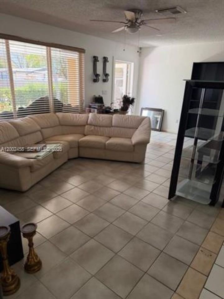 19920 Sw 118th Pl #0 - Photo 2 of 20