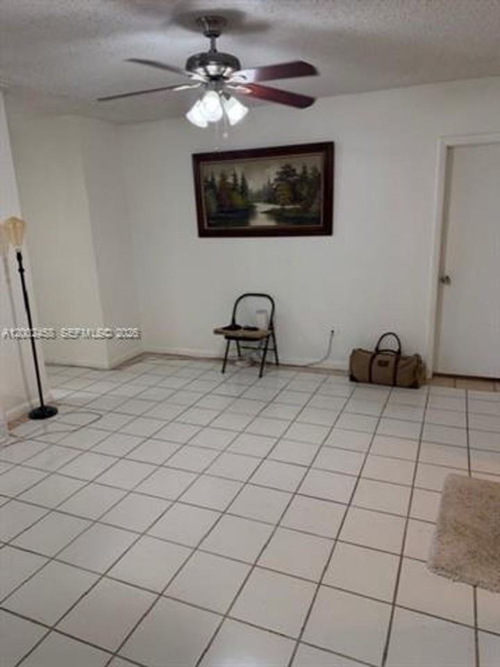 19920 Sw 118th Pl #0 - Photo 4 of 20